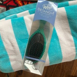 NWT wet detangle brush